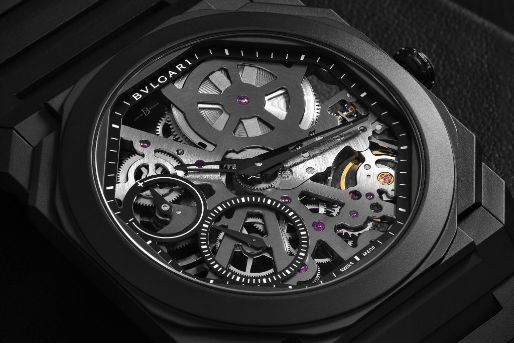 Ref. 103126, is made of solid black ceramic