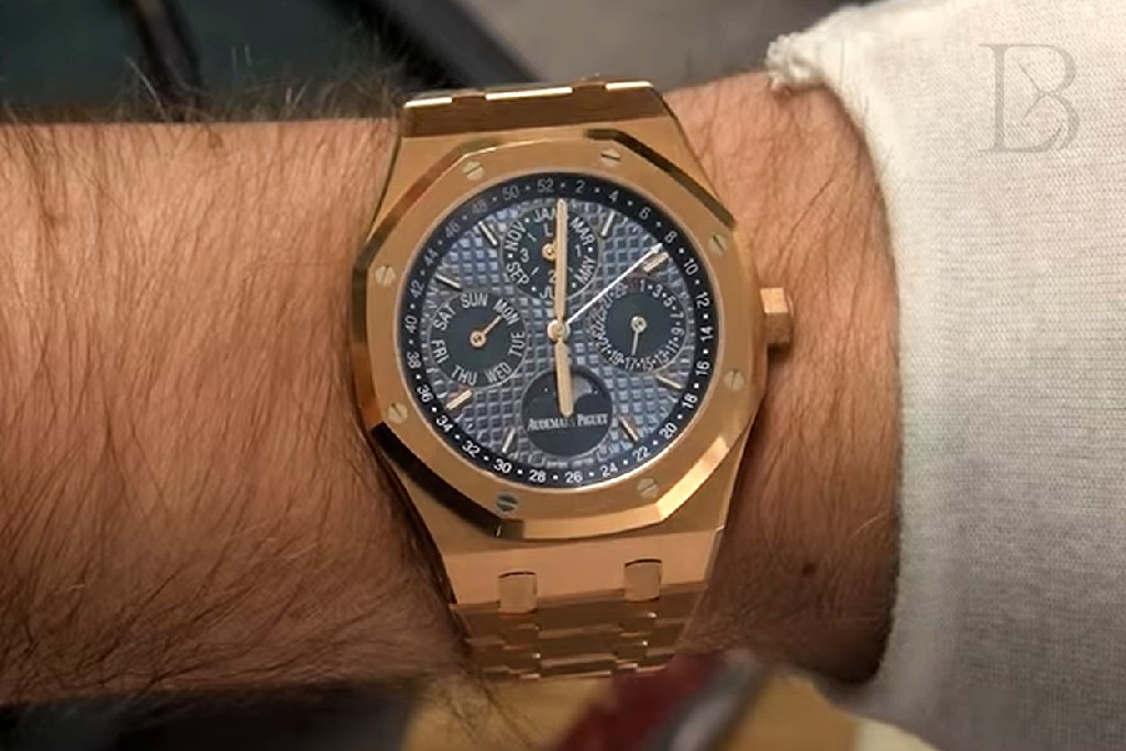 26574.OR.OO.1220OR.03 wrist shot