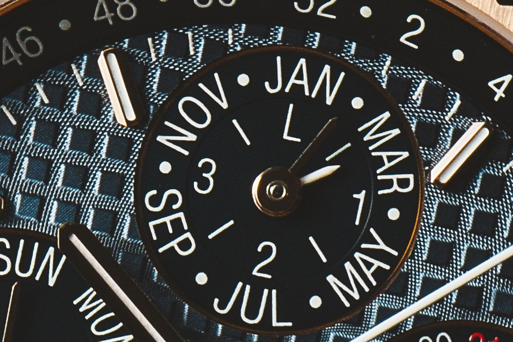 AP 26574OR dial close up