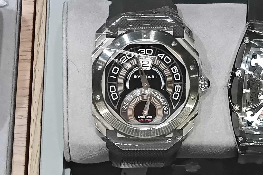 A used Bulgari Gerald Genta BGO43BSCVDBR