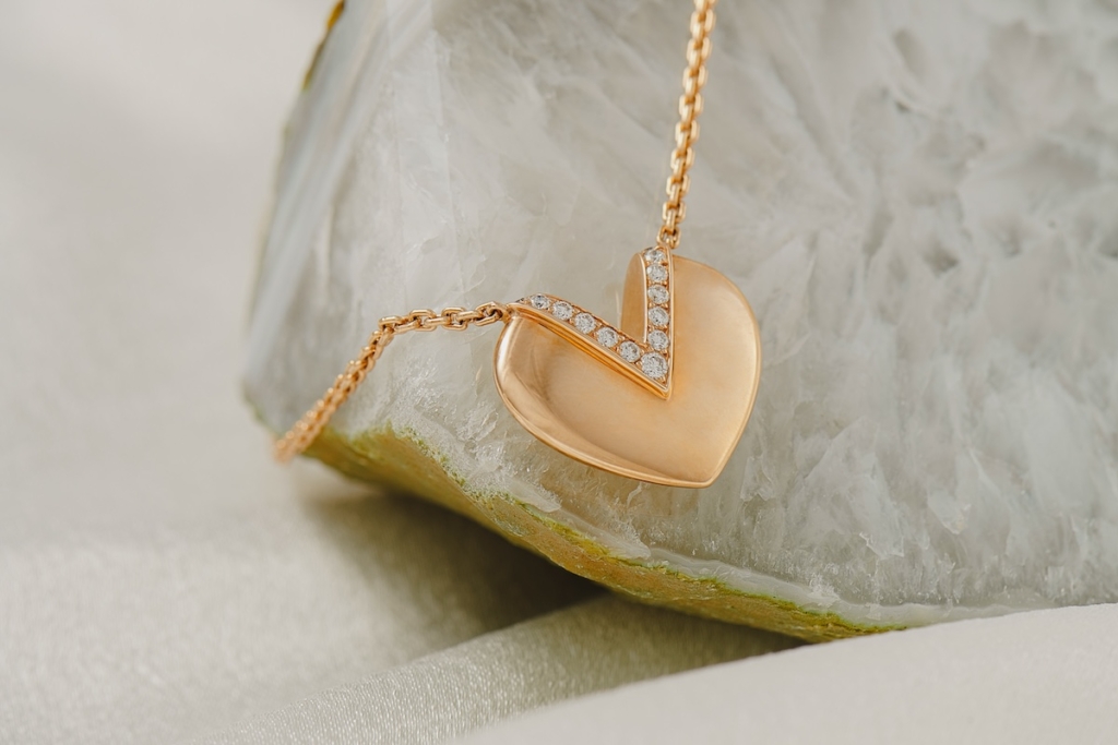 Louis Vuitton V rose gold diamond necklance