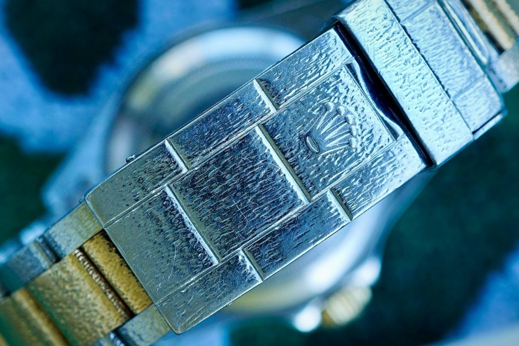 A close-up of the "Bahamas" texture on a Submariner clasp