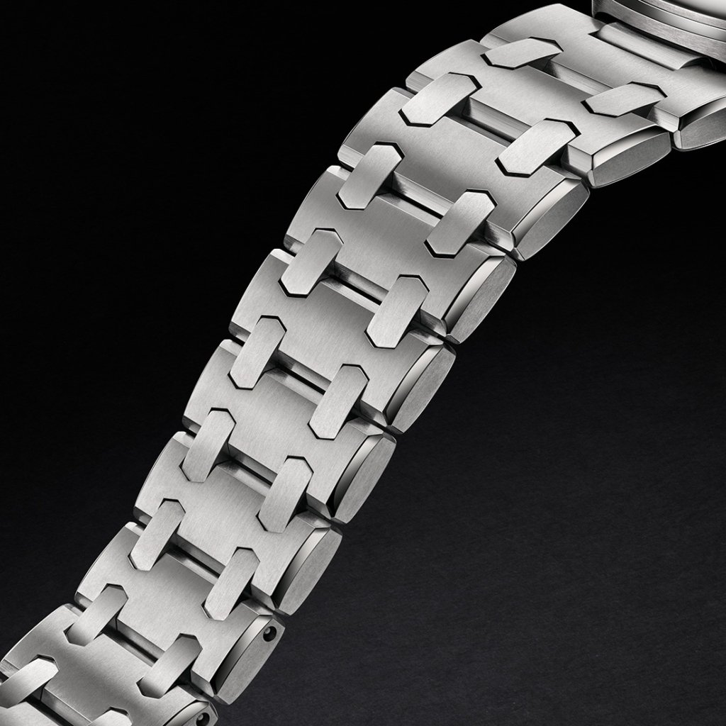 The 2026 Credor Locomotive Dawn Blue GCCR995 has a high-intensity titanium bracelet and excellent finishing.