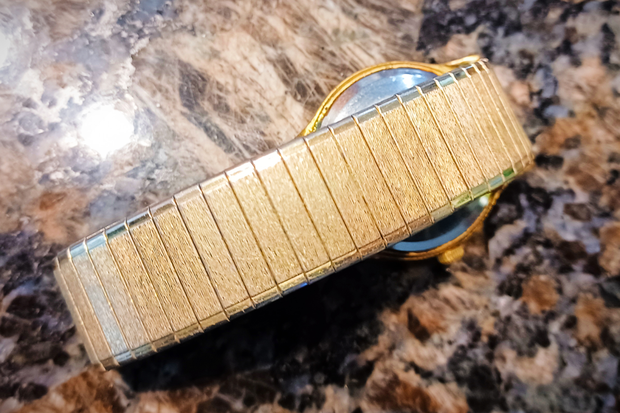 The slightly tapered outer edges and textured center section are hallmarks of the Speidel Twist-O-Flex in particular.