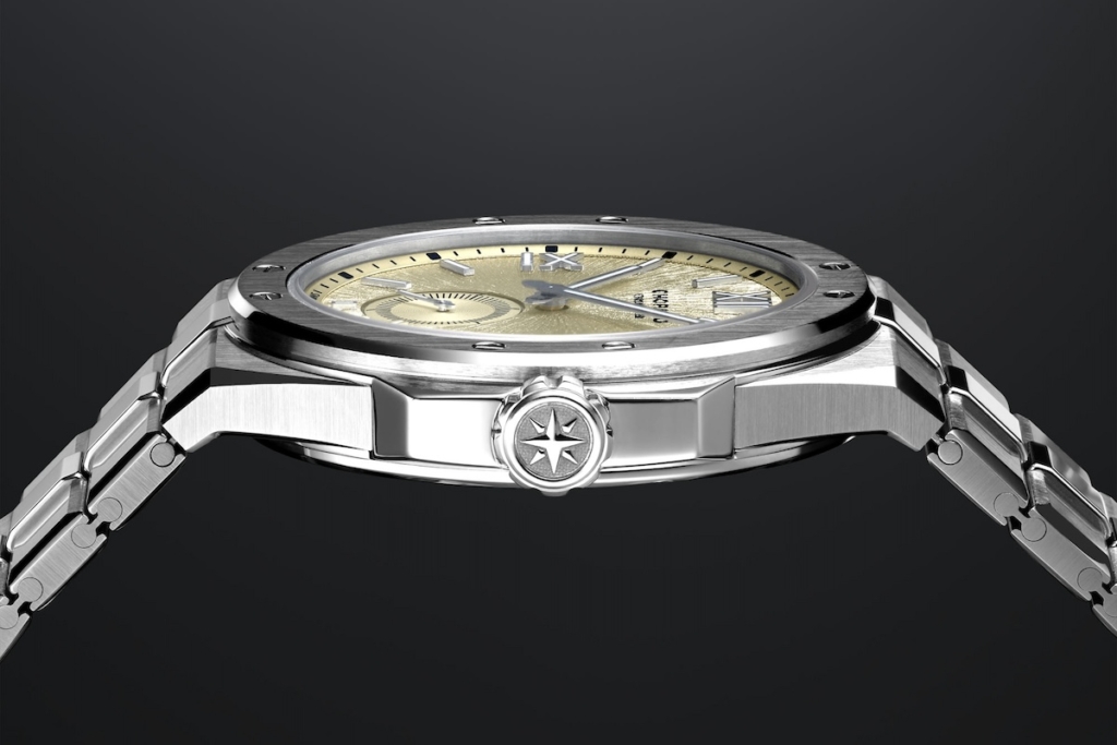 Alpine Eagle 41 XPS with Mountain Glow dial
