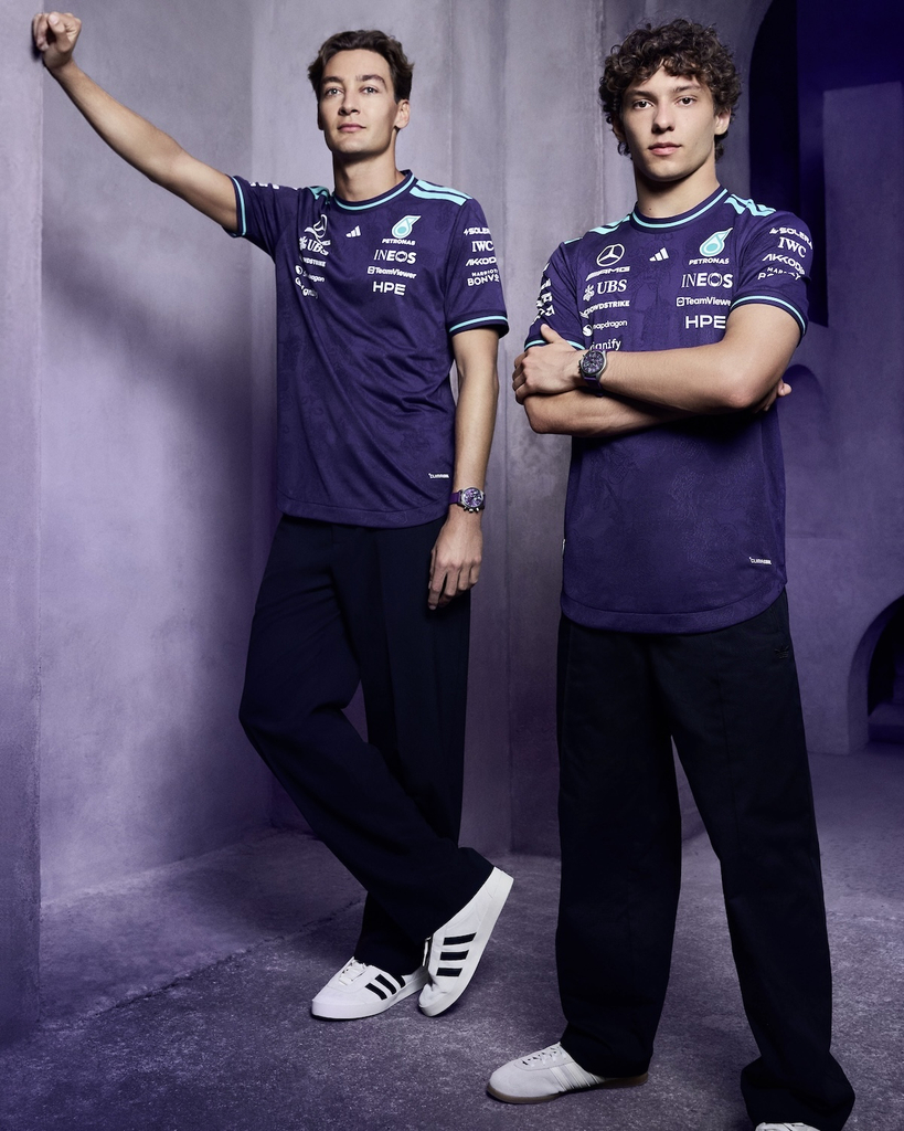 George Russell and Kimi Antonelli wearing the Pilot’s Watch Chronograph 41 Mercedes-AMG PETRONAS Formula OneTM Team (Ref. IW388121)