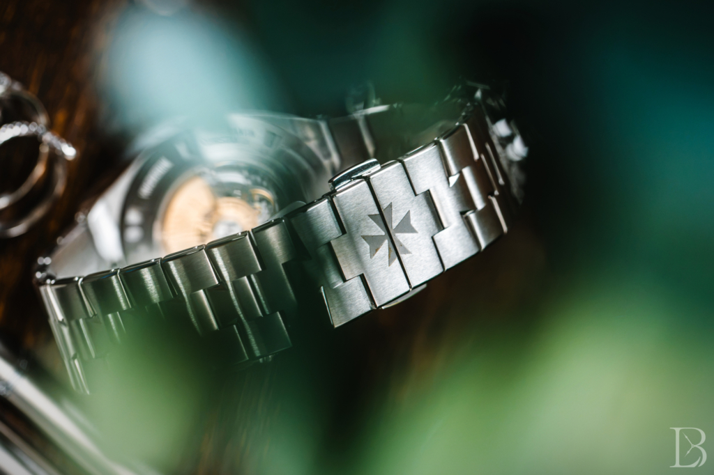 The bracelet of the Vacheron Constantin Overseas World Time ref. 7700V features a hidden clasp.