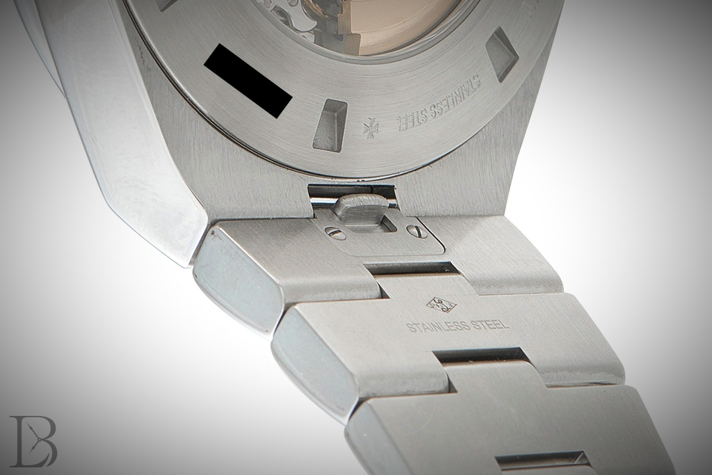 The bracelet can be removed easily with the push-tab in the middle of the endlink.