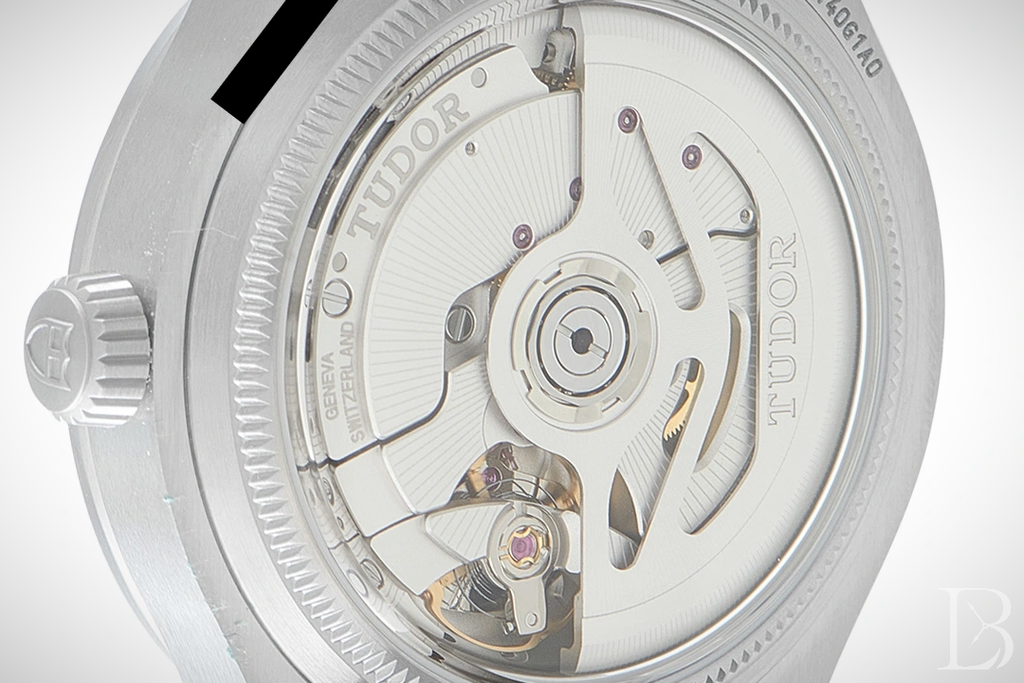 The Tudor Northflag GMT is powered by the MT5652-U Manufacture Calibre, a self-winding mechanical automatic movement with a true (flyer) GMT function.