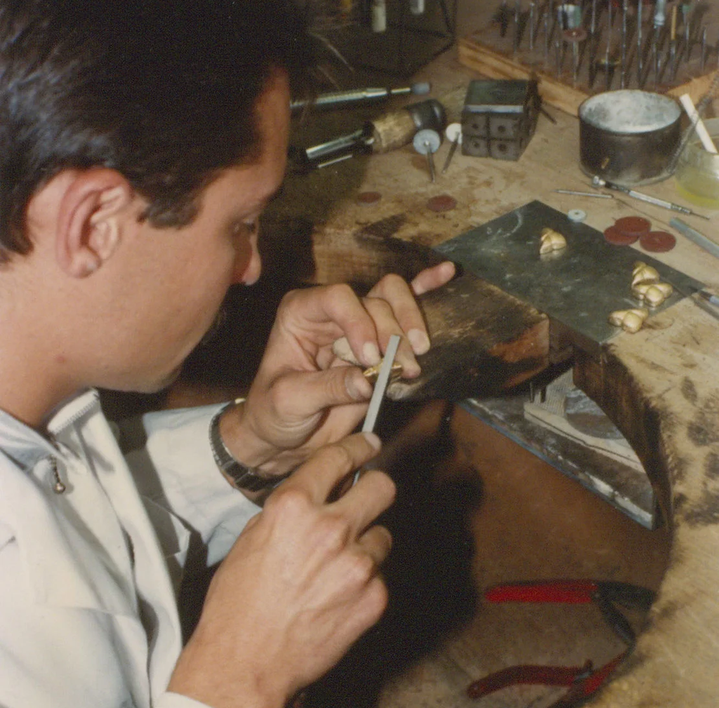 AP Jeweler Ywan Kunzle filing a link of a gold Sylvana necklace in 1990. Photo: Audemars Piguet